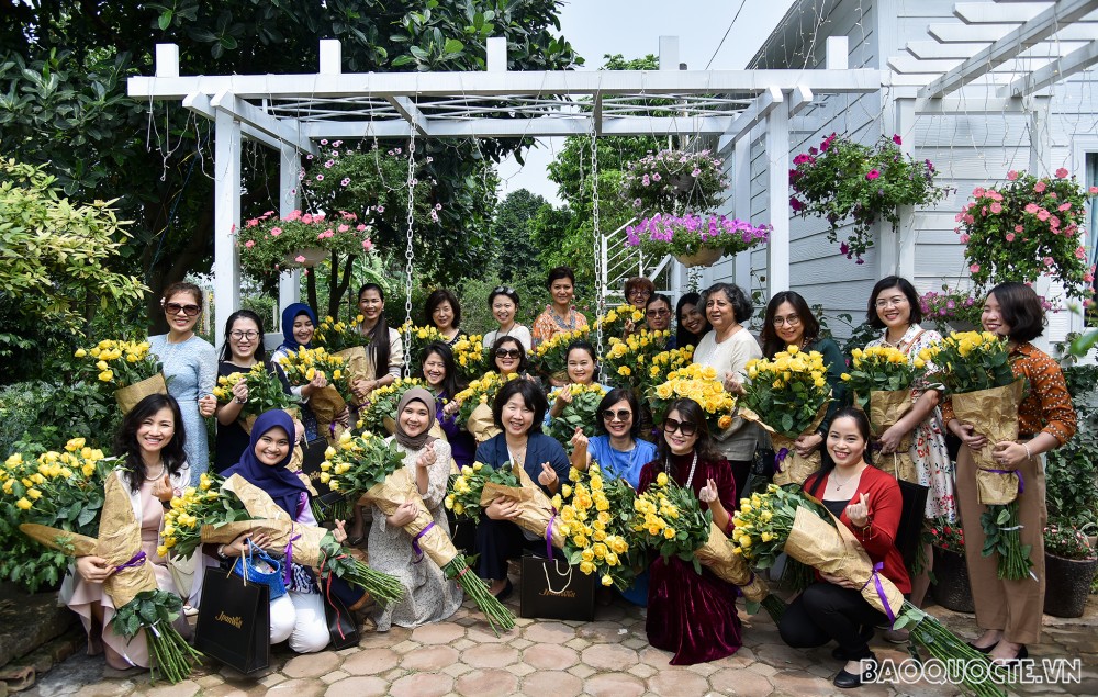 Nhóm Phụ nữ Cộng đồng ASEAN tại Hà Nội hái hoa trổ tài làm nước hoa hồng