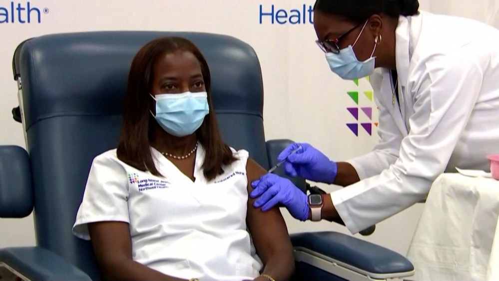 Tại sao phụ nữ bị tác dụng phụ mạnh hơn khi tiêm vaccine Covid-19