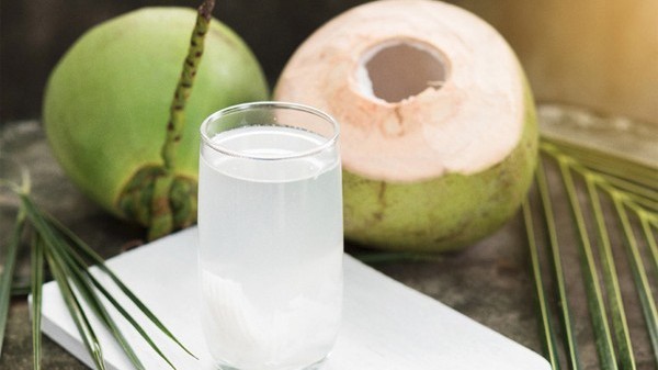 Có nên cho trẻ uống nước dừa sau tiêm vaccine Covid-19?