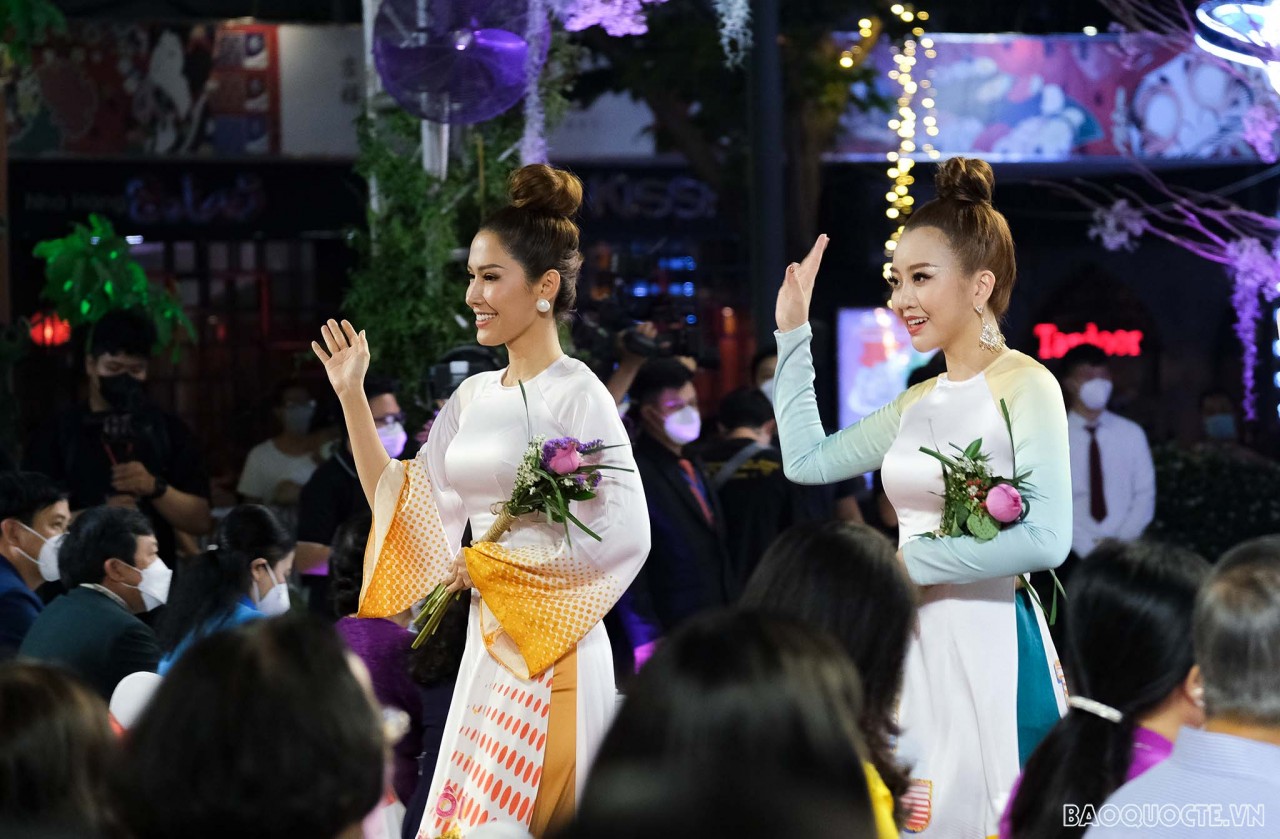 Chiêm ngưỡng hơn 600 tà áo dài trong đêm khai mạc Lễ hội áo dài TP. Hồ Chí Minh 2022