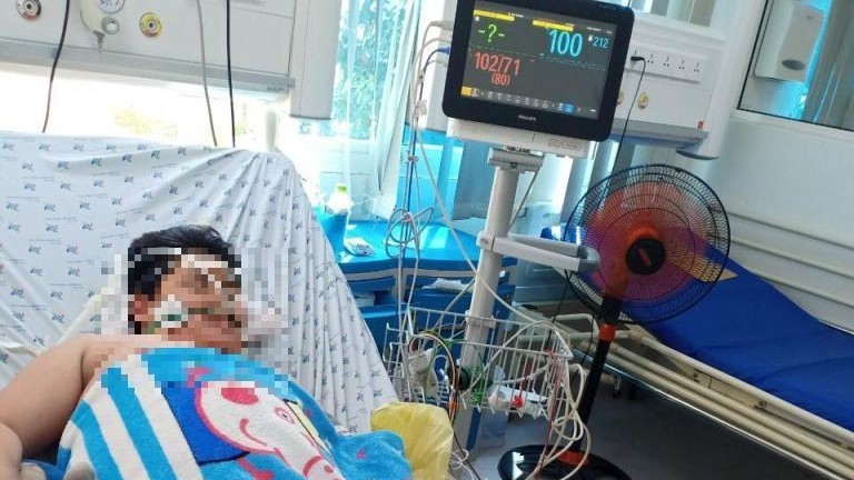 Cậu bé dư cân nguy kịch vì mắc Covid-19 kèm sốt xuất huyết nặng