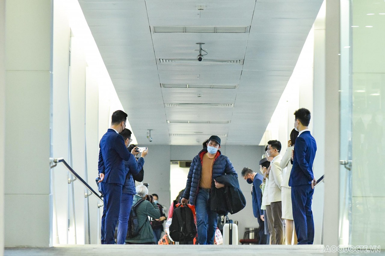 Khoảnh khắc xúc động khi người thân chuyến bay thứ hai chở công lánh nạn từ Ukraine Người Việt ở Ukraine về nước: Những cái ôm chặt và giọt nước mắt nghẹn ngào...