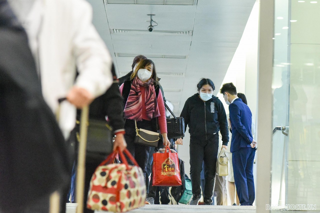 Khoảng 6h10 sáng ngày 10/3, chuyến bay CH9066 của Bamboo Airways chở gần 300 công dân Việt Nam lánh nạn khỏi Ukraine khởi hành từ Warsaw (Ba Lan) đã hạ cánh an toàn tại sân bay quốc tế Nội Bài. Khoảng 6h10 sáng ngày 10/3, chuyến bay CH9066 của Bamboo Airways chở gần 300 công dân Việt Nam lánh nạn khỏi Ukraine khởi hành từ Warsaw (Ba Lan) đã hạ cánh an toàn tại sân bay quốc tế Nội Bài.