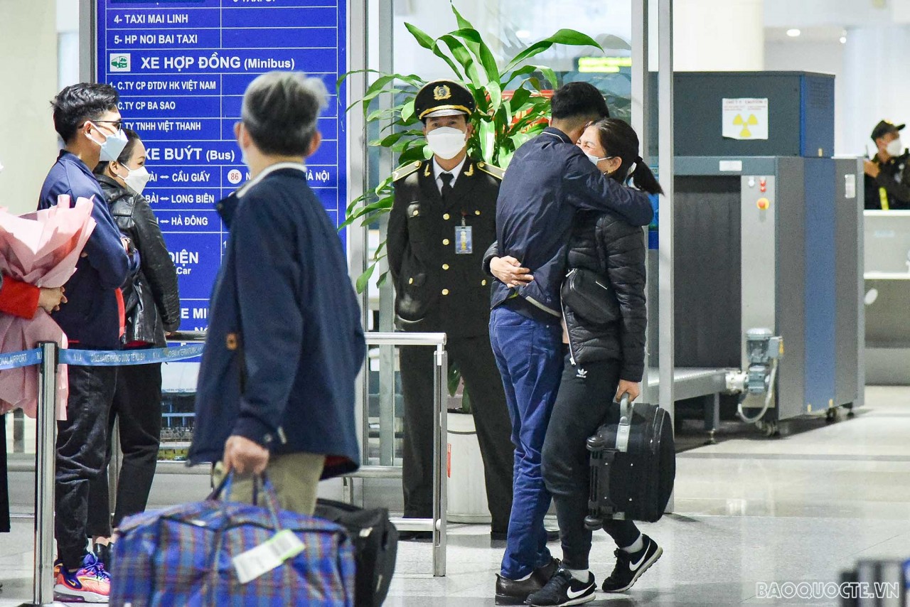 Khoảnh khắc xúc động khi người thân chuyến bay thứ hai chở công lánh nạn từ Ukraine Khoảnh khắc xúc động khi người thân chuyến bay thứ hai chở công lánh nạn từ Ukraine