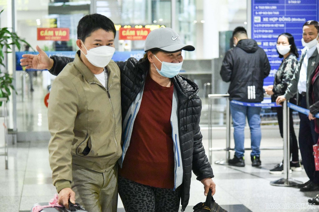 Khoảnh khắc xúc động khi người thân chuyến bay thứ hai chở công lánh nạn từ Ukraine Khoảnh khắc xúc động khi người thân chuyến bay thứ hai chở công lánh nạn từ Ukraine