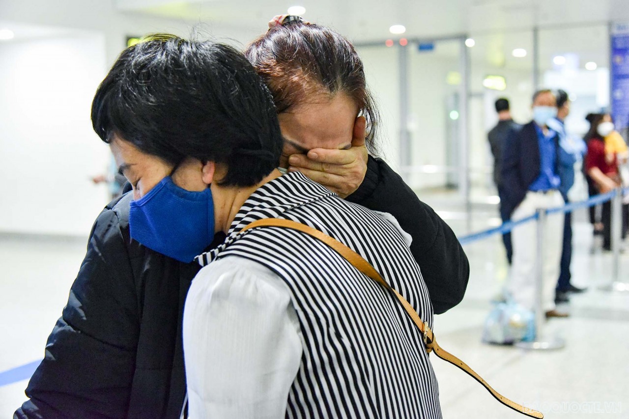 Khoảnh khắc xúc động khi người thân chuyến bay thứ hai chở công lánh nạn từ Ukraine Khoảnh khắc xúc động khi người thân chuyến bay thứ hai chở công lánh nạn từ Ukraine