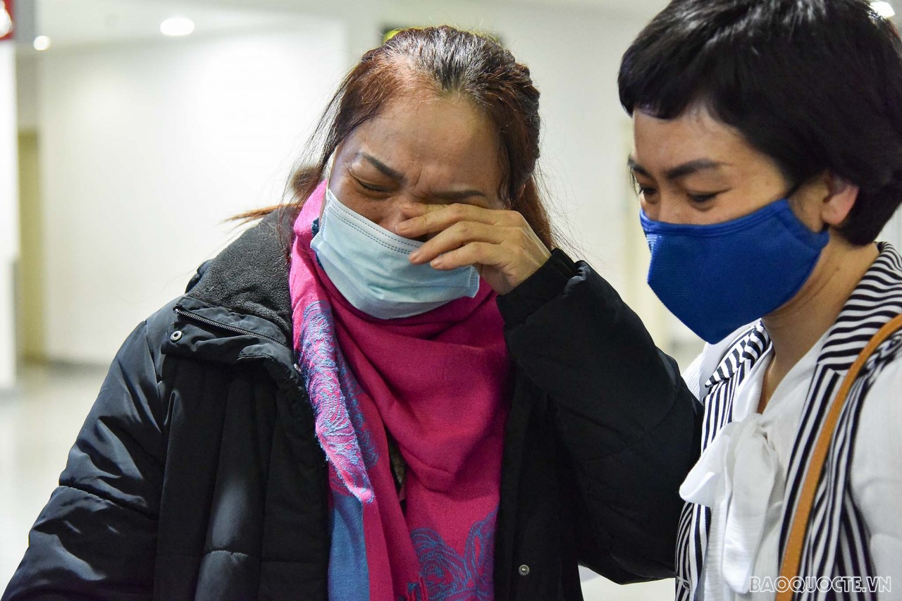 Khoảnh khắc xúc động khi người thân chuyến bay thứ hai chở công lánh nạn từ Ukraine Khoảnh khắc xúc động khi người thân chuyến bay thứ hai chở công lánh nạn từ Ukraine