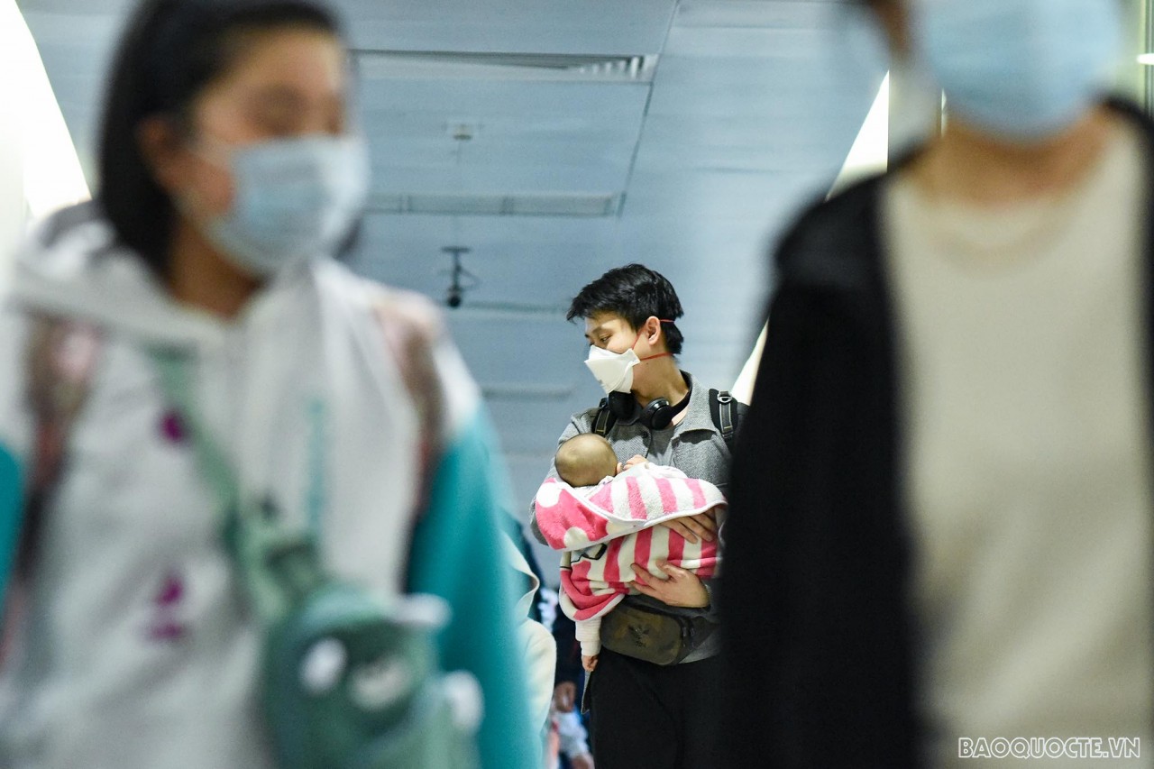 Khoảnh khắc xúc động khi người thân chuyến bay thứ hai chở công lánh nạn từ Ukraine Người Việt ở Ukraine về nước: Những cái ôm chặt và giọt nước mắt nghẹn ngào...