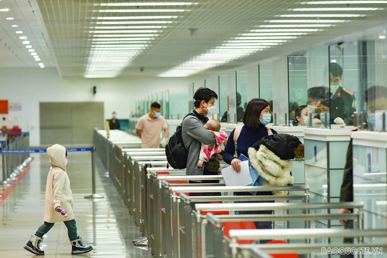 Khoảnh khắc xúc động khi người thân chuyến bay thứ hai chở công lánh nạn từ Ukraine Người Việt ở Ukraine về nước: Những cái ôm chặt và giọt nước mắt nghẹn ngào...