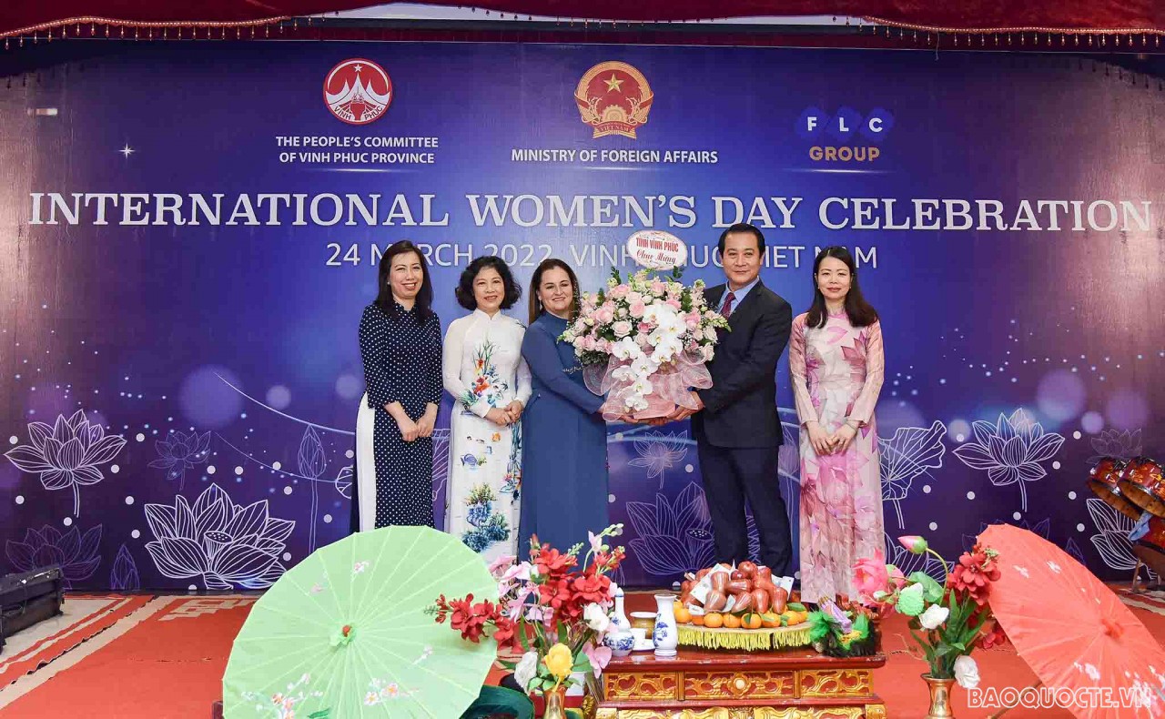 Gặp gỡ cán bộ nữ đoàn ngoại giao Gặp gỡ cán bộ nữ đoàn ngoại giao