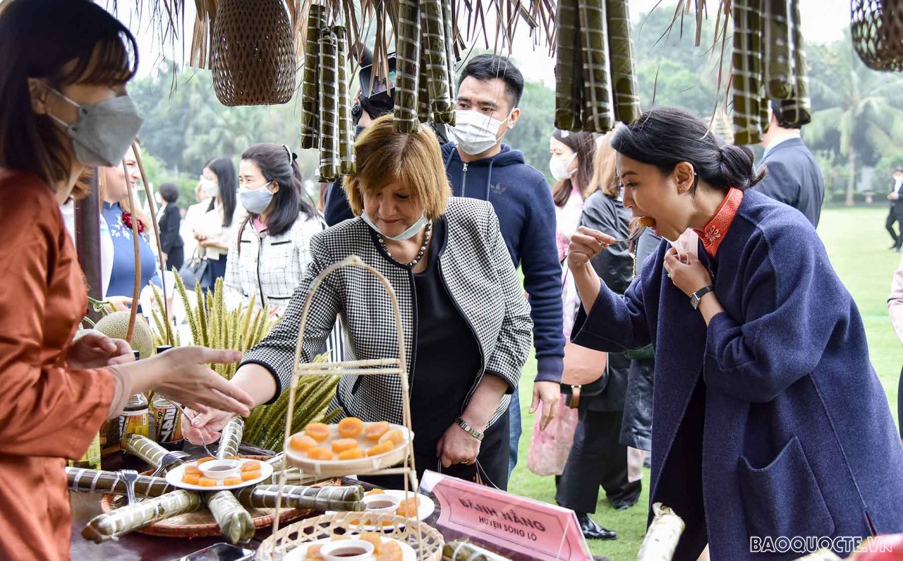 Gặp gỡ cán bộ nữ đoàn ngoại giao Gặp gỡ cán bộ nữ đoàn ngoại giao