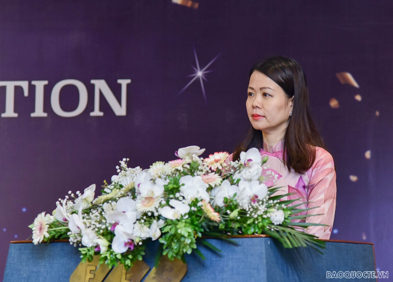 Gặp gỡ cán bộ nữ đoàn ngoại giao Gặp gỡ cán bộ nữ đoàn ngoại giao