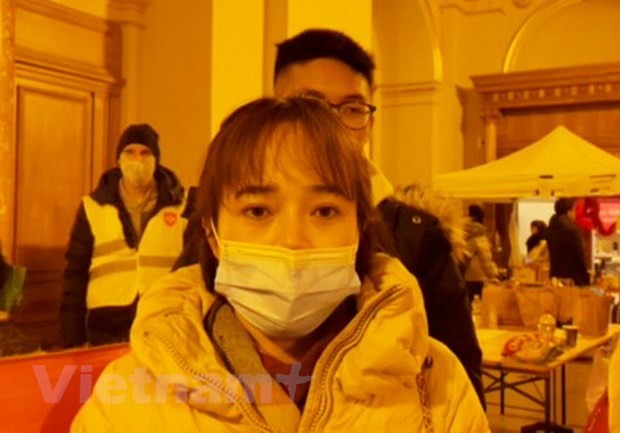 Cán bộ Đại sứ quán Việt Nam tại Hungary Vũ Thị Thái tại nơi tiếp bà con. (Ảnh: Thanh Thủy/Vietnam+)