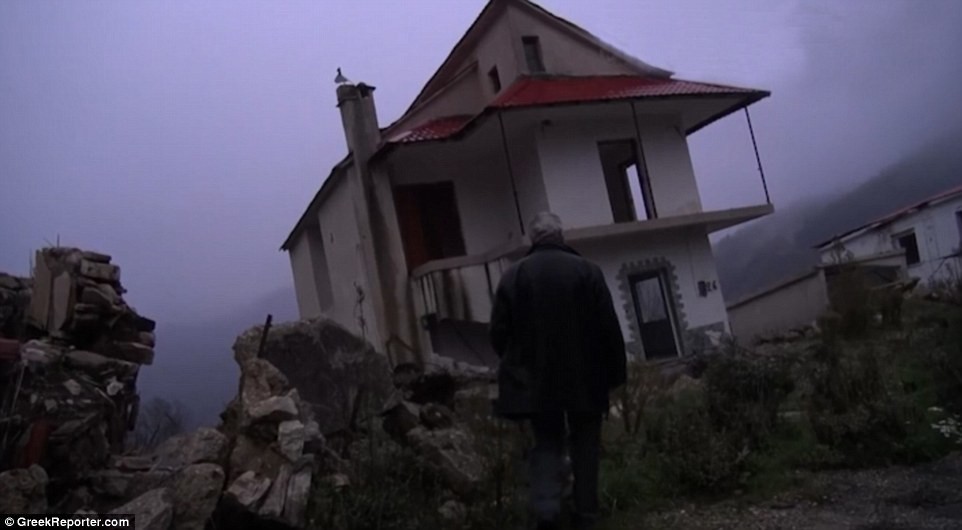 'Choáng váng' khi vào nhà thờ quái dị nghiêng hơn cả tháp Pisa ở 'làng ma' kỳ lạ nhất thế giới