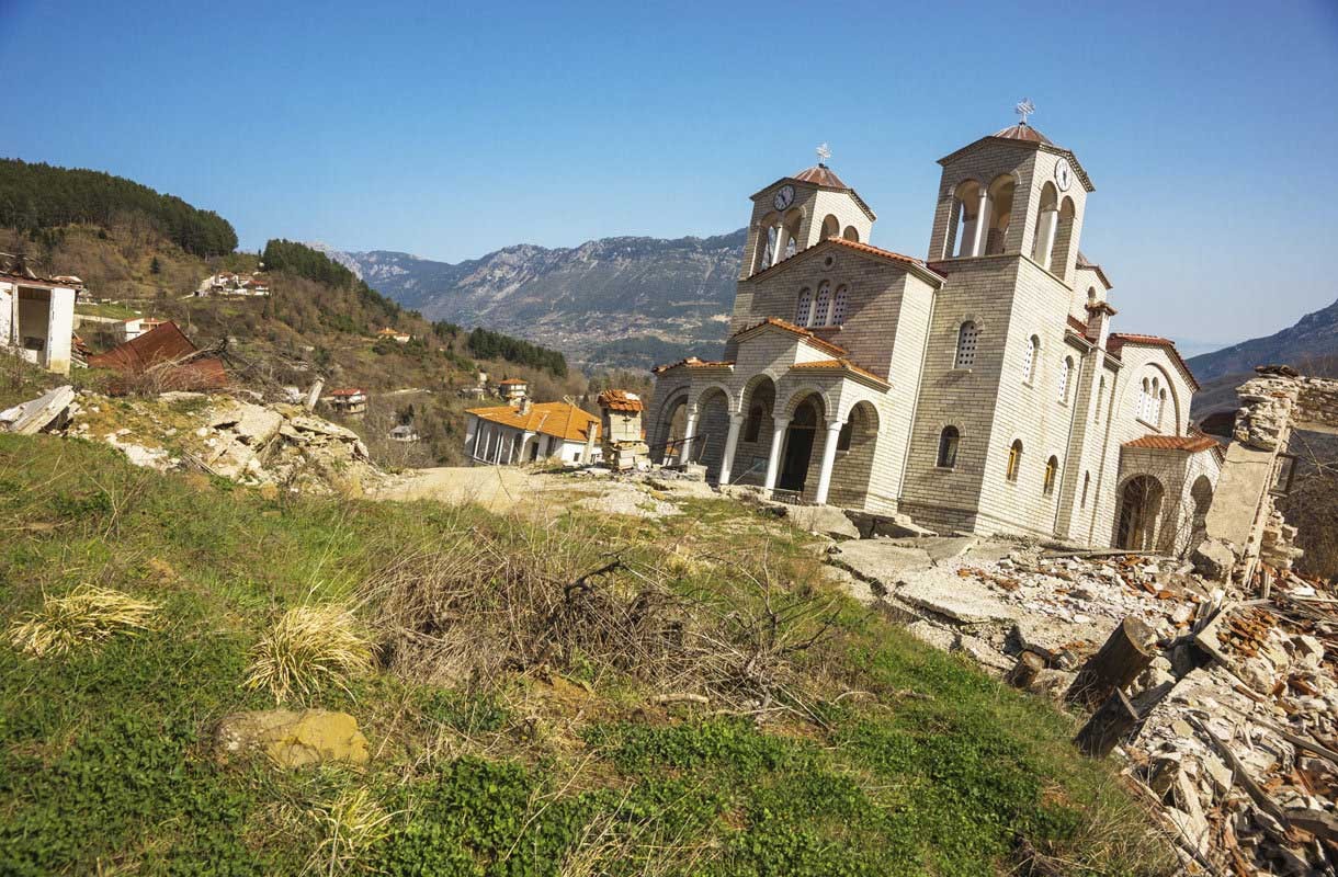 'Choáng váng' khi vào nhà thờ quái dị nghiêng hơn cả tháp Pisa ở 'làng ma' kỳ lạ nhất thế giới