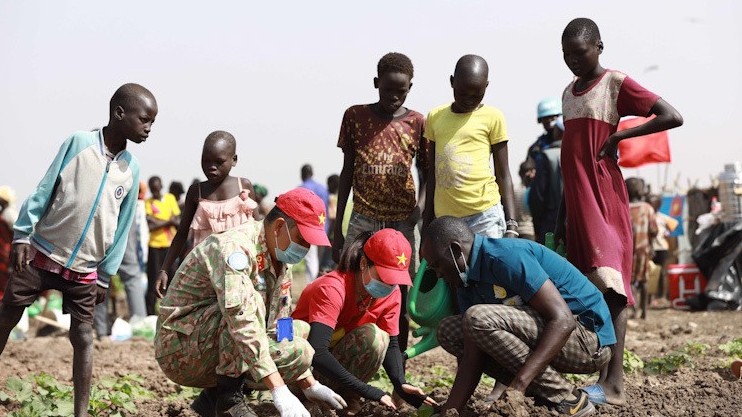 Thanh niên BVDC 2.3 hướng dẫn người dân Bentiu trồng rau