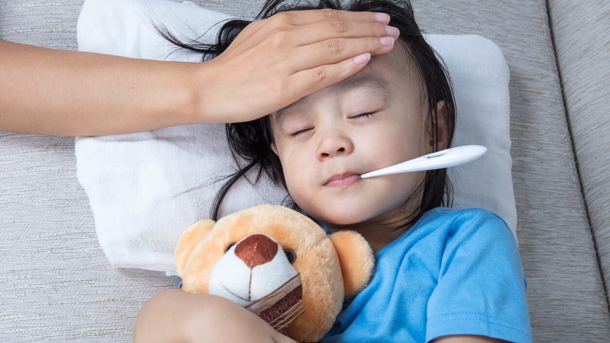 Nếu trẻ mắc Covid-19 thuộc 1 trong 3 trường hợp dưới đây, hãy liên hệ y tế ngay