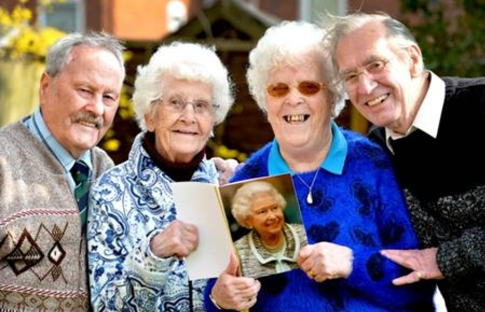 Chị em sinh đôi cùng kỷ niệm 60 năm ngày cưới