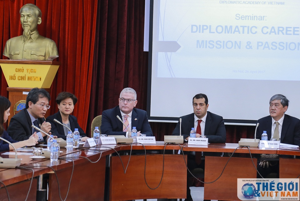 Tọa đàm đầu tiên với các Đại sứ nước ngoài về nghề cho tân cán bộ ngoại giao toa dam dau tien ve nghe cho tan can bo ngoai giao