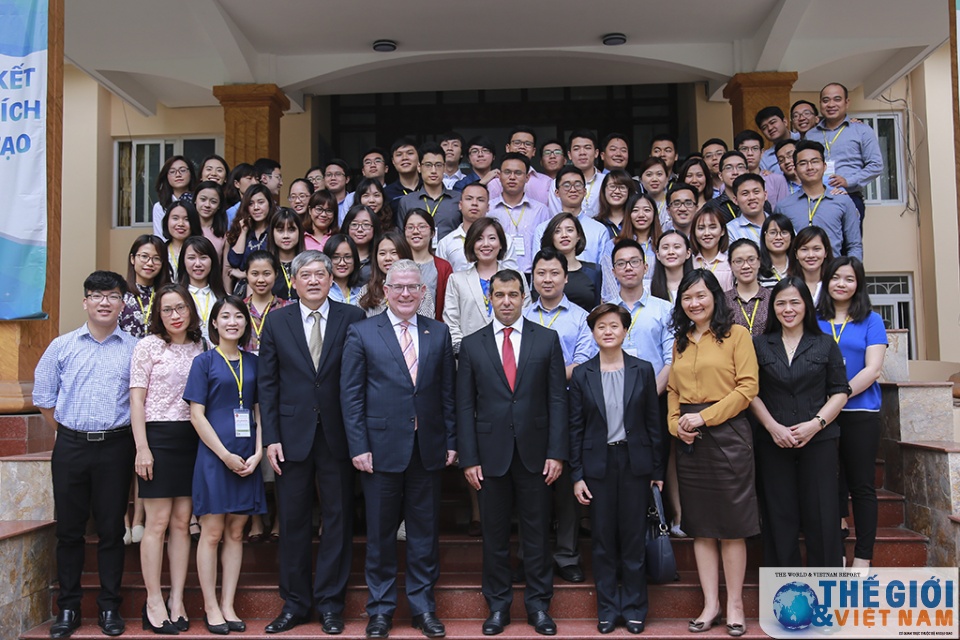 Tọa đàm đầu tiên với các Đại sứ nước ngoài về nghề cho tân cán bộ ngoại giao toa dam dau tien ve nghe cho tan can bo ngoai giao
