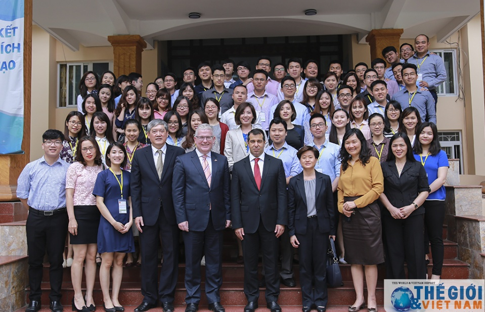 Tọa đàm đầu tiên với các Đại sứ nước ngoài về nghề cho tân cán bộ ngoại giao