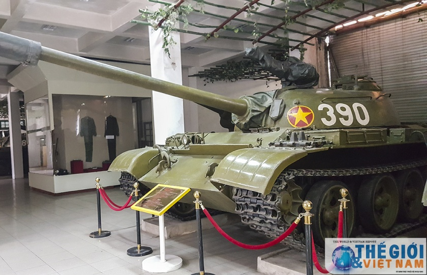 Cận cảnh hai chiếc xe tăng húc đổ cổng Dinh Độc lập