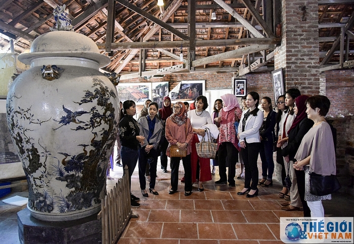 nhom awch trai nghiem vuot nan tai lang gom bat trang