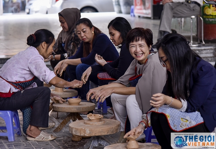 nhom awch trai nghiem vuot nan tai lang gom bat trang
