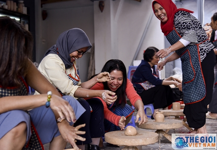 nhom awch trai nghiem vuot nan tai lang gom bat trang