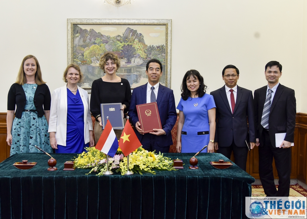 Việt Nam - Hà Lan ký hiệp định thân nhân thành viên CQĐD, cơ quan lãnh sự làm việc có thu nhập viet nam ha lan ky hiep dinh than nhan thanh vien cqdd co quan lanh su lam viec co thu nhap