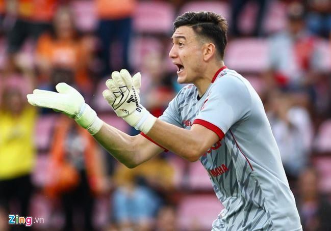 Văn Lâm học tiếng Thái cho thấy quyết tâm ở lại Muangthong United