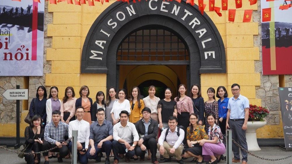 Thanh niên Ngoại giao tham quan, học tập tại Di tích Hoả Lò