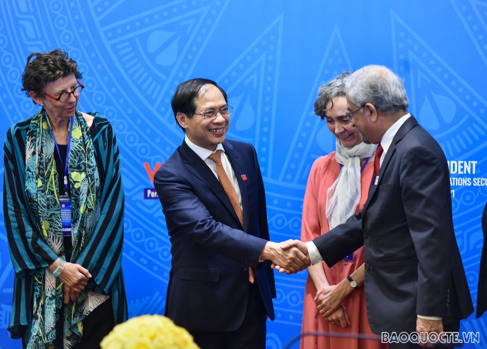 Bộ trưởng Ngoại giao Bùi Thanh Sơn: Chưa có hòa bình bền vững chừng nào vết thương của chiến tranh chưa được chữa lành Bộ trưởng Ngoại giao Bùi Thanh Sơn: Chưa có hòa bình bền vững chừng nào vết thương của chiến tranh chưa được chữa lành