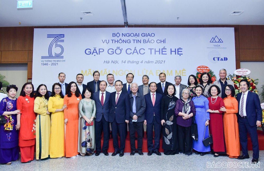 Vụ Thông tin Báo chí gặp mặt các thế hệ cán bộ nhân kỷ niệm 75 năm thành lập Vụ Thông tin Báo chí gặp mặt các thế hệ cán bộ nhân kỷ niệm 75 năm thành lập