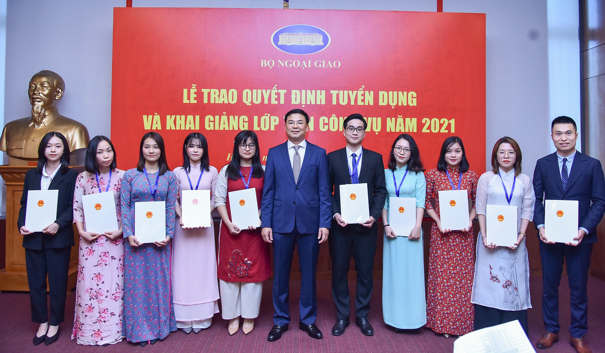 Bộ Ngoại giao mở rộng cửa chào đón 81 'tân binh' Bộ Ngoại giao mở rộng cửa chào đón 81 'tân binh'