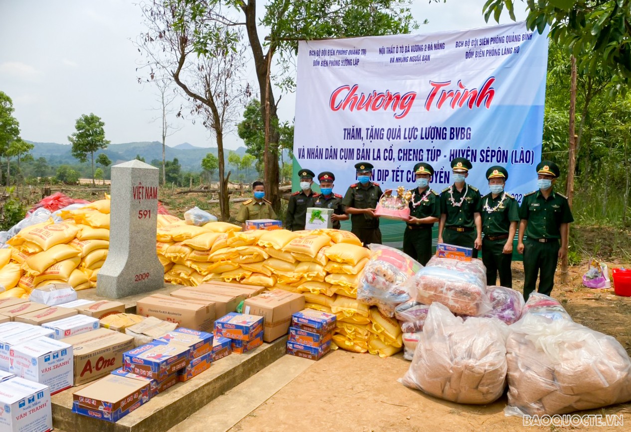Bộ đội biên phòng Việt Nam chúc tết Tết cổ truyền Bunpimay Nhân dân các dân tộc Lào Bộ đội biên phòng Việt Nam chúc tết Tết cổ truyền Bunpimay Nhân dân các dân tộc Lào