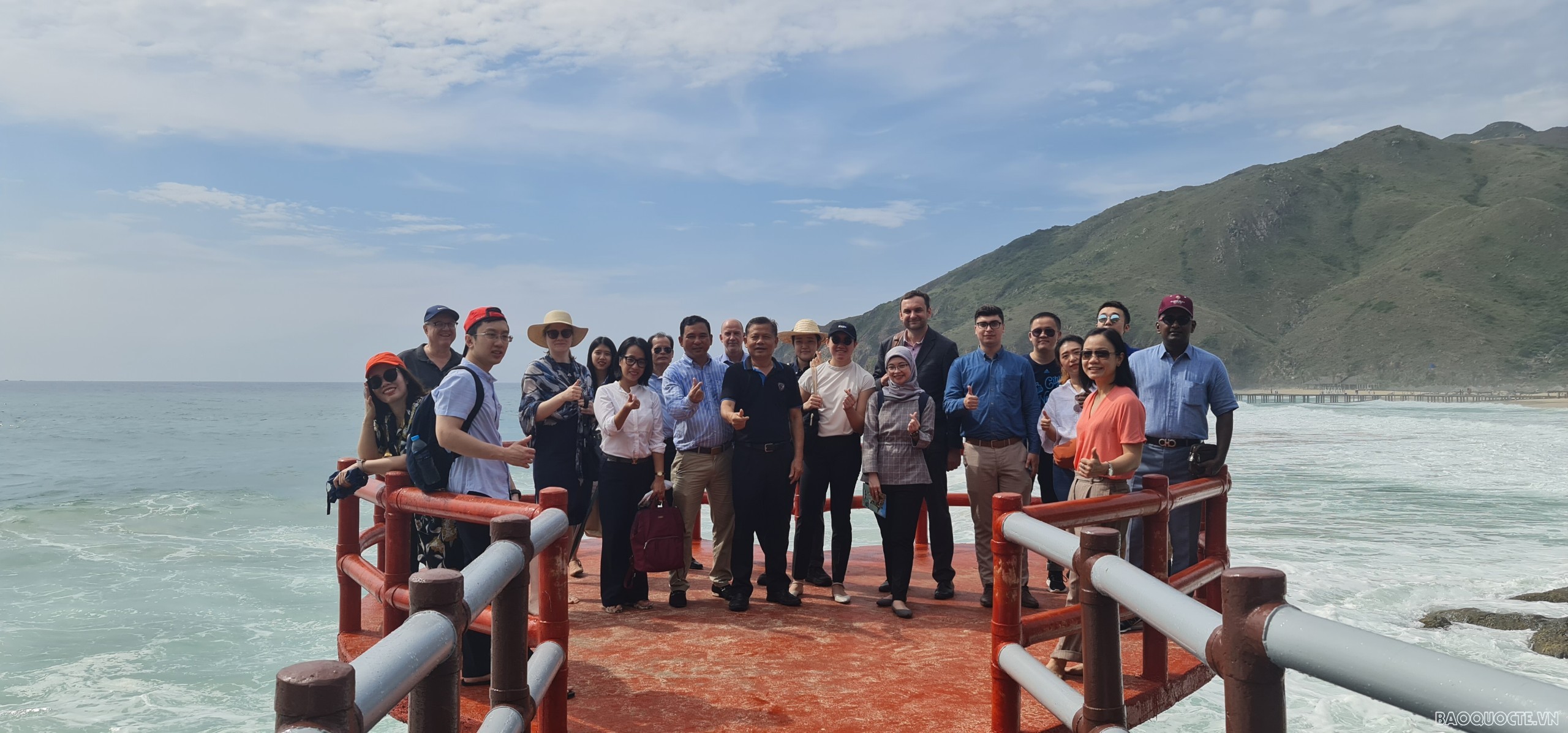 Đoàn các cơ quan đại diện ngoại giao và báo chí nước ngoài thăm khu du lịch Kỳ Co. 