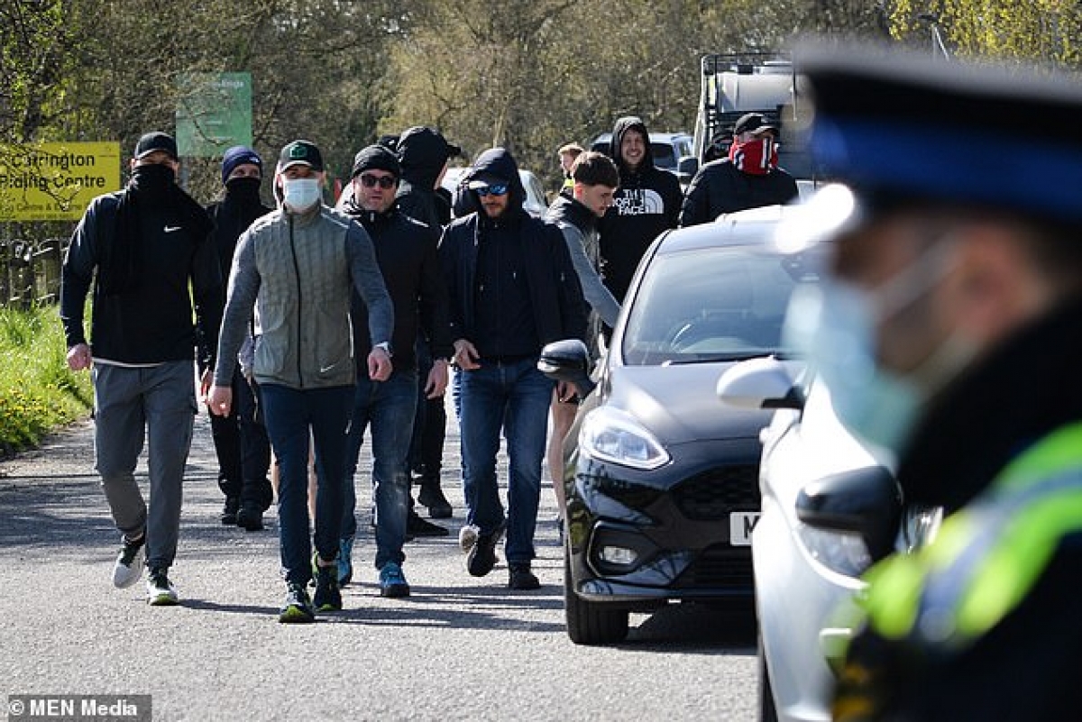 Nhóm CĐV khoảng 20 người đã xuất hiện tại trung tâm huấn luyện của MU ở Carrington để chặn đường HLV Ole Solskjaer và các cầu thủ vào sân.