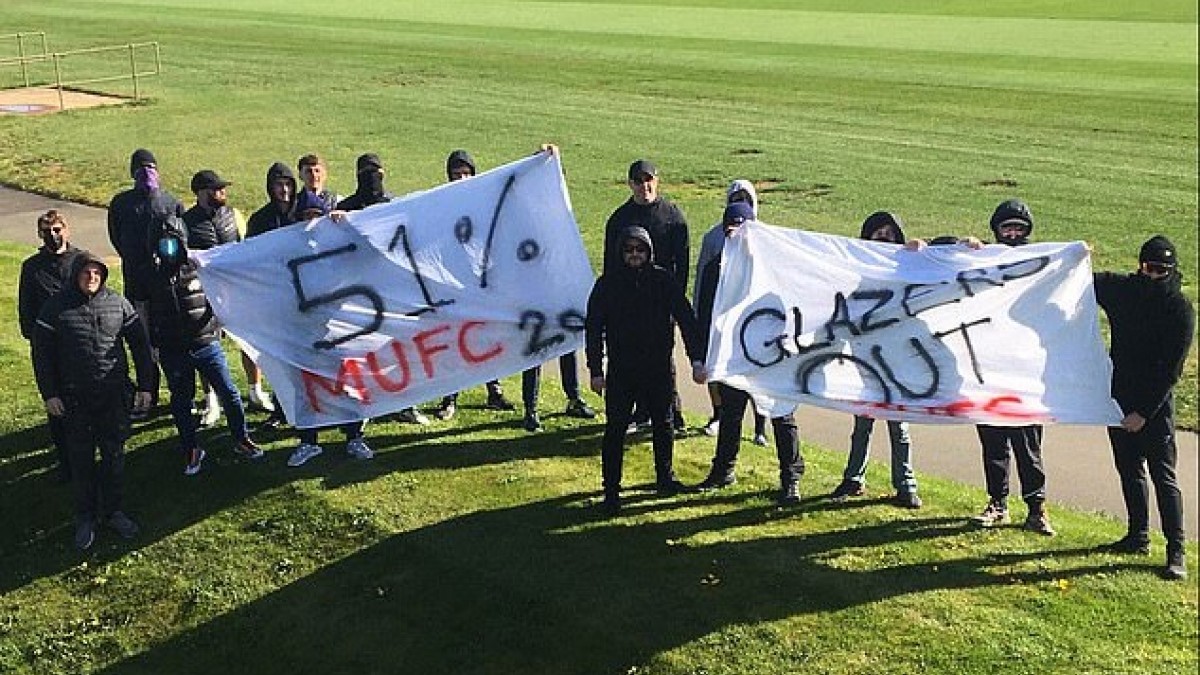 CĐV MU làm loạn, chặn đường cầu thủ đến sân tập để phản đối Super League