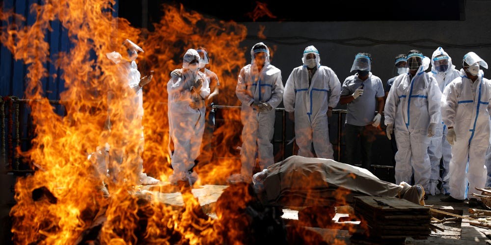 Tang lễ một người mắc dịch Covid-19. (Nguồn; Reuters) Tang lễ một người mắc dịch Covid-19. (Nguồn; Reuters)