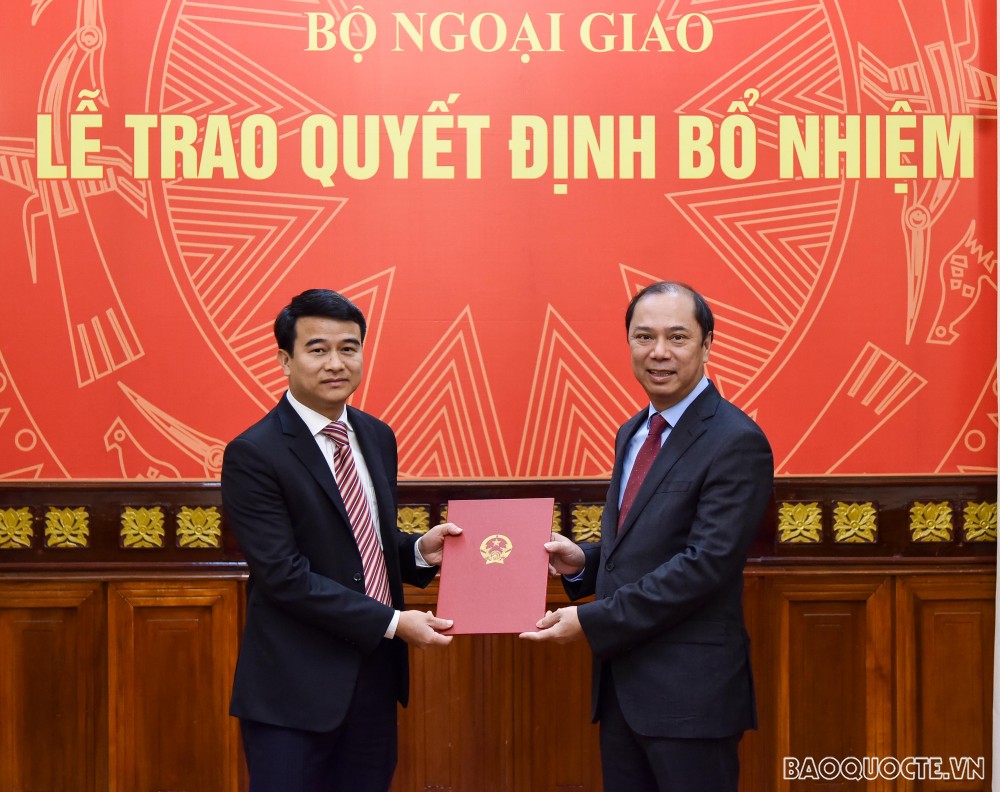 Thứ trưởng Nguyễn Minh Vũ trao quyết định