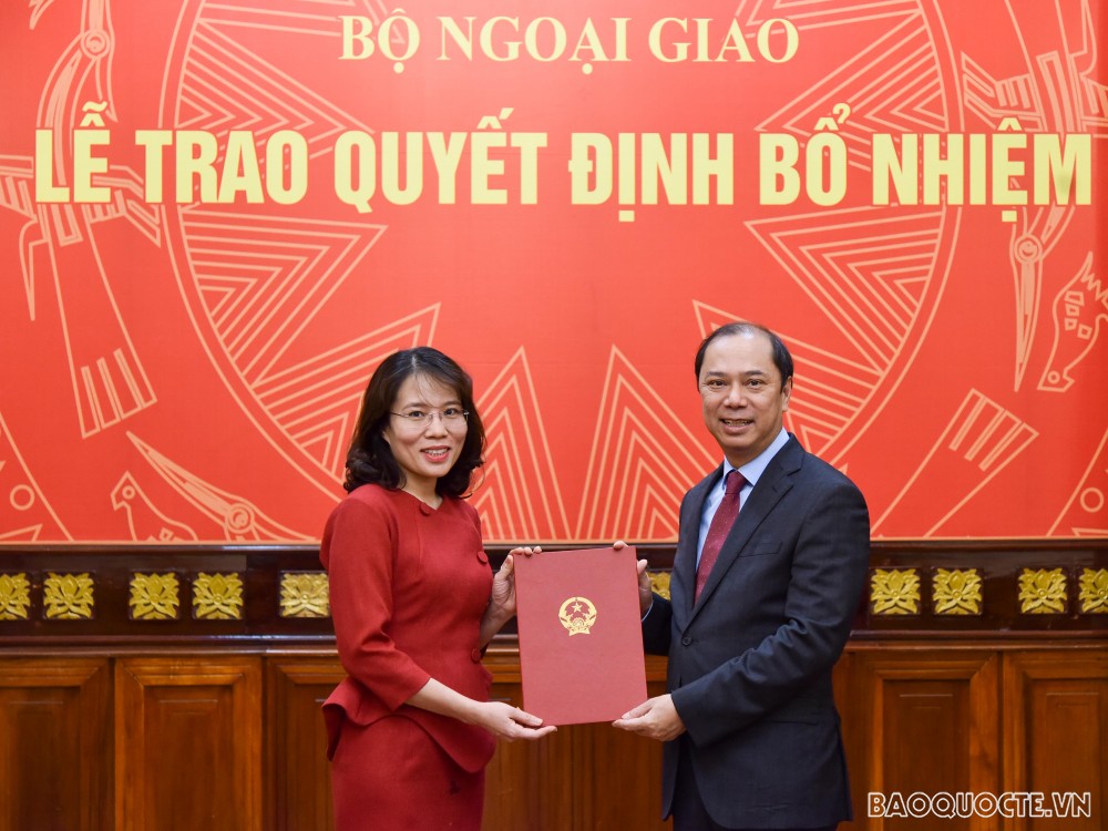 Thứ trưởng Nguyễn Minh Vũ trao quyết định