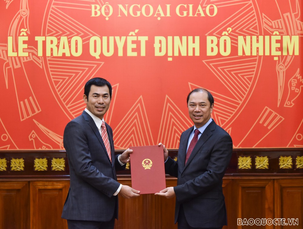 Thứ trưởng Nguyễn Minh Vũ trao quyết định