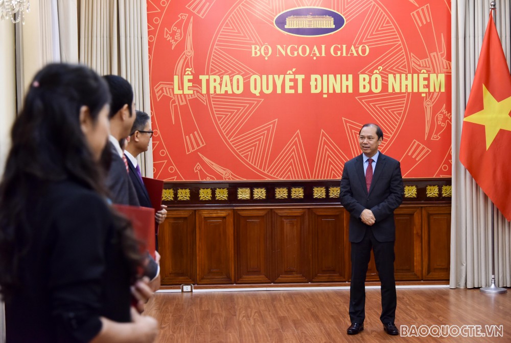 Thứ trưởng Nguyễn Minh Vũ trao quyết định