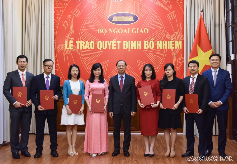 Thứ trưởng Nguyễn Minh Vũ trao quyết định