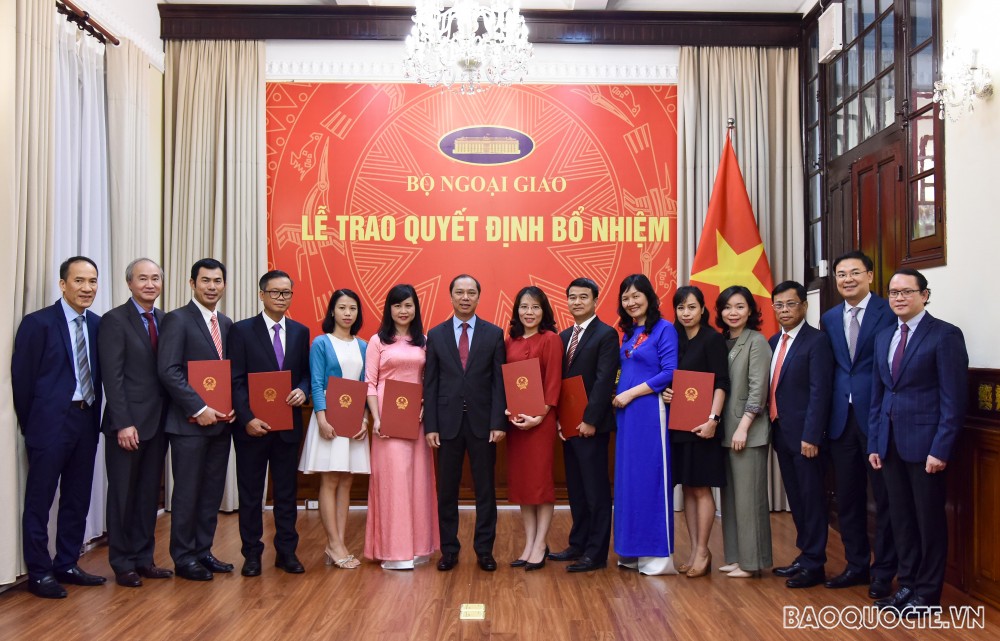 Thứ trưởng Nguyễn Minh Vũ trao quyết định