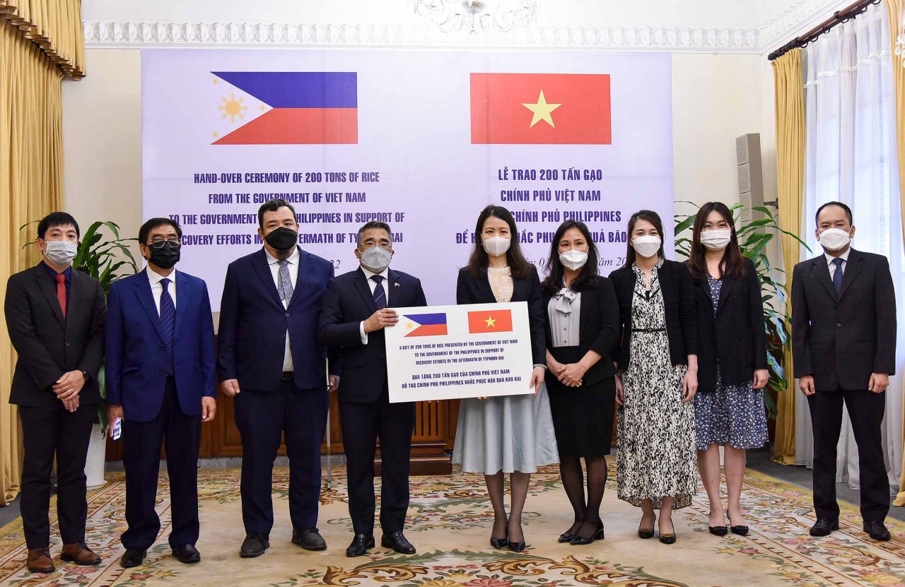 trao viện trợ trao viện trợ