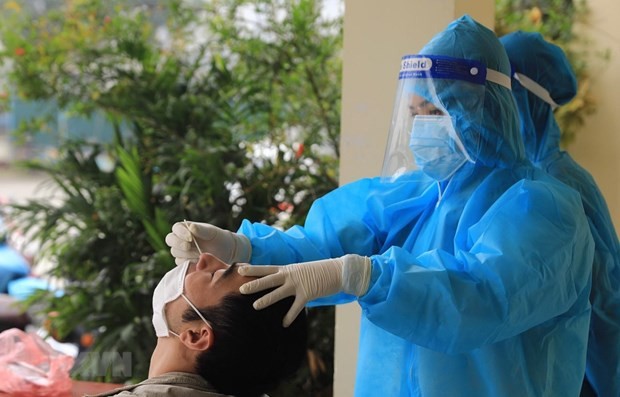 Nhân viên y tế lấy mẫu xét nghiệm COVID-19. (Ảnh: Hoàng Hiếu/TTXVN) Nhân viên y tế lấy mẫu xét nghiệm COVID-19. (Ảnh: Hoàng Hiếu/TTXVN)