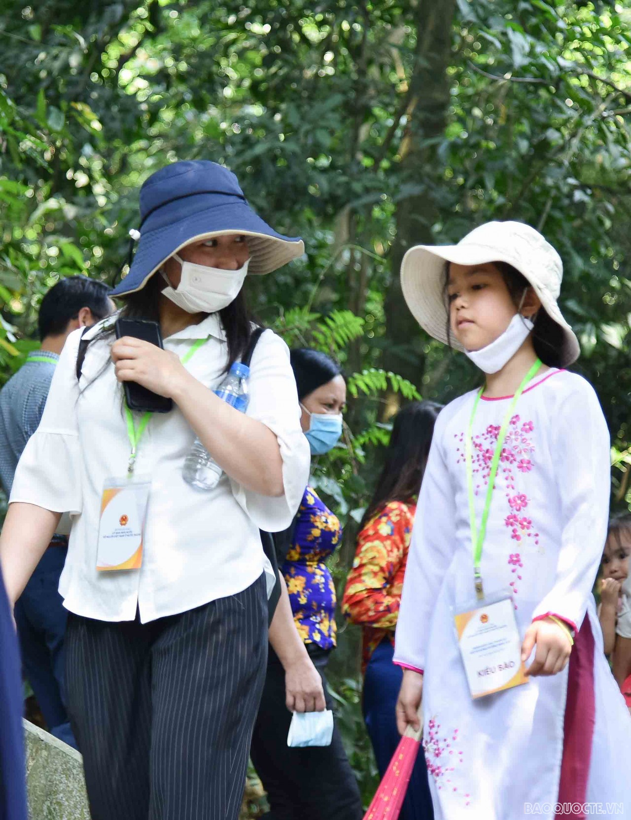 Đoàn kiều bào dâng hương tri ân các Vua Hùng: Đi... để trở về với cội nguồn Đoàn kiều bào dâng hương tri ân các Vua Hùng: Đi... để trở về với cội nguồn