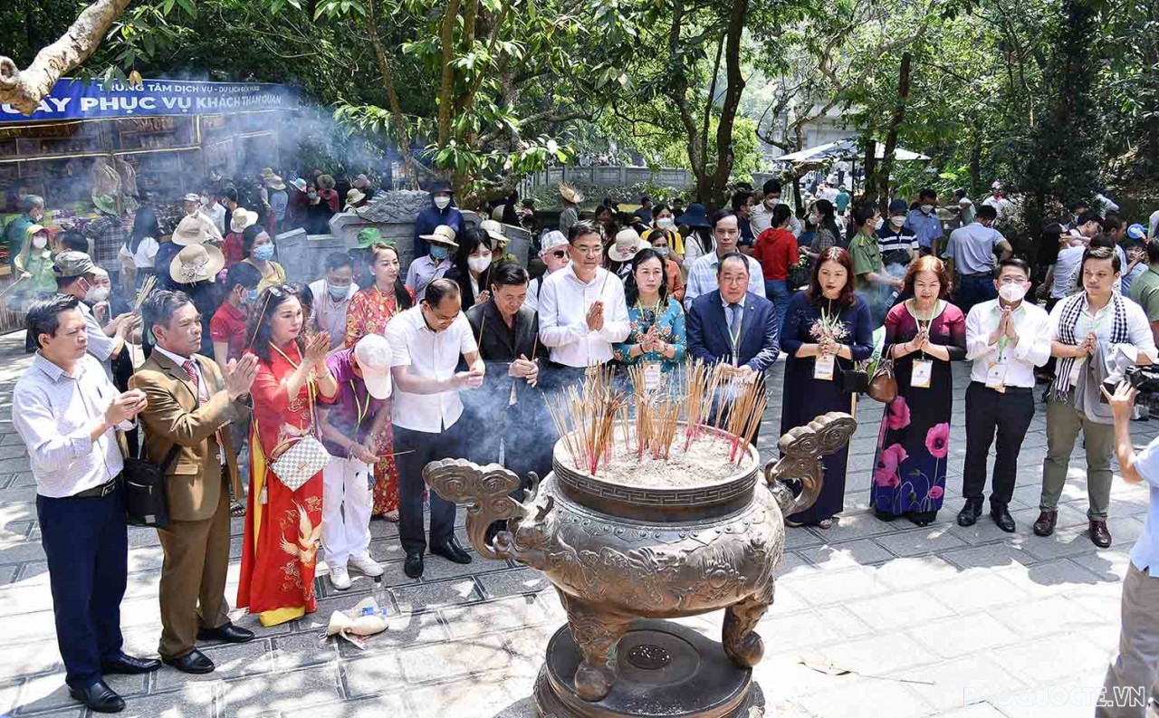 Đoàn kiều bào dâng hương Đoàn kiều bào dâng hương